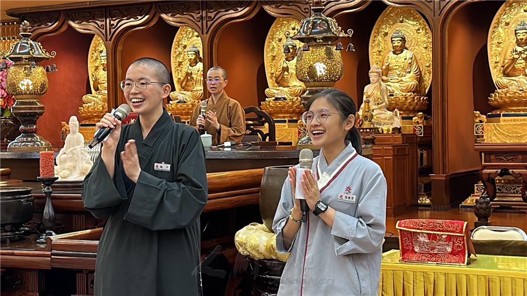 妙南法師帶領2位佛學院學生能中師父(左一)及張慧雯同學(右一)歌詠〈星雲詩〉、〈佛教青年的歌聲〉，並分享