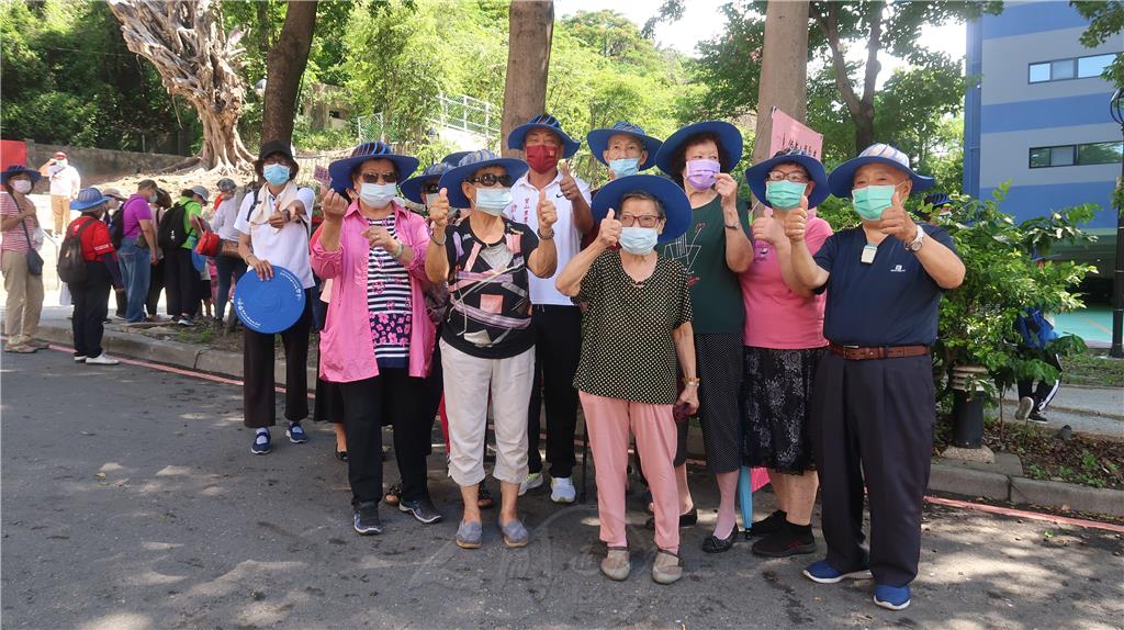 高雄第五督導區佛光人6月25日舉辦公益健走。登山里里民20人也廖與其中。.jpg