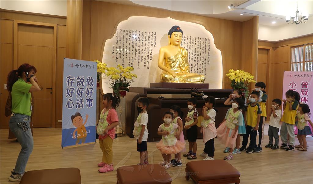 普賢寺小菩薩學堂移師佛教堂 ，在二樓大殿進行活動。.jpg