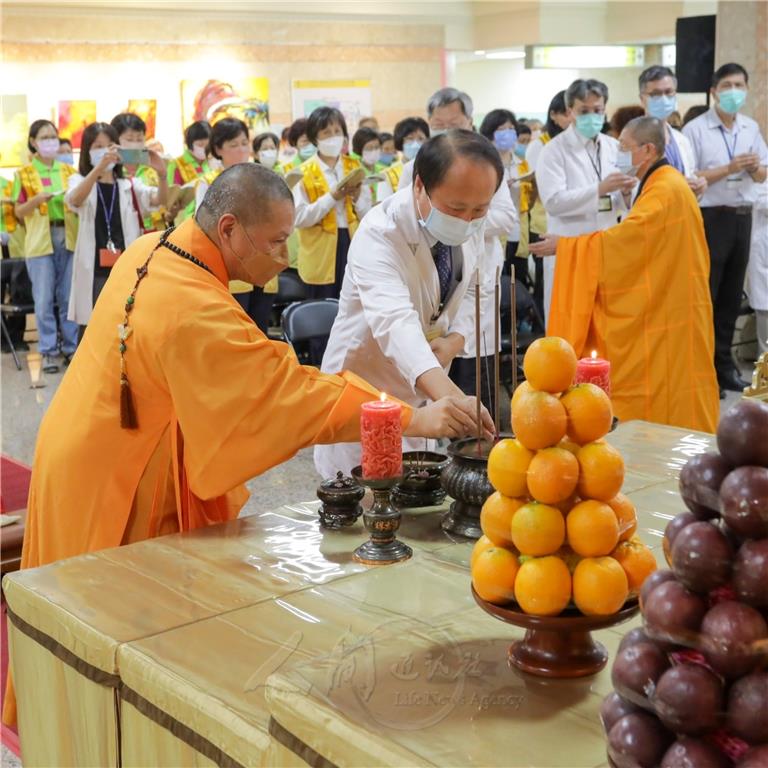 慧傳法師引領副院長許書雄上香。.jpg