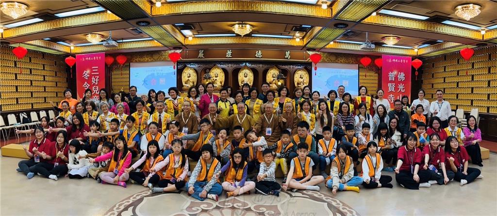 眾人在普賢寺大雄寶殿舉行開營典禮並歡喜合影。.jpg