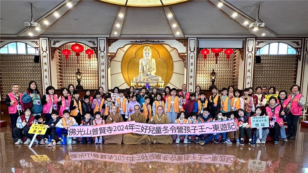 眾人在日光寺舉行結營典禮並歡喜合影。.jpg