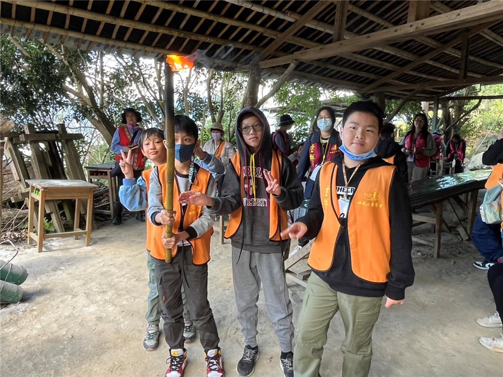 學員實作以了解竹筒炮發射的原理。.jpg
