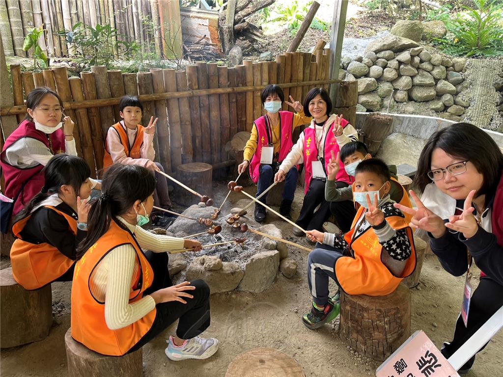 學員學習辨認烤香菇熟度。.jpg