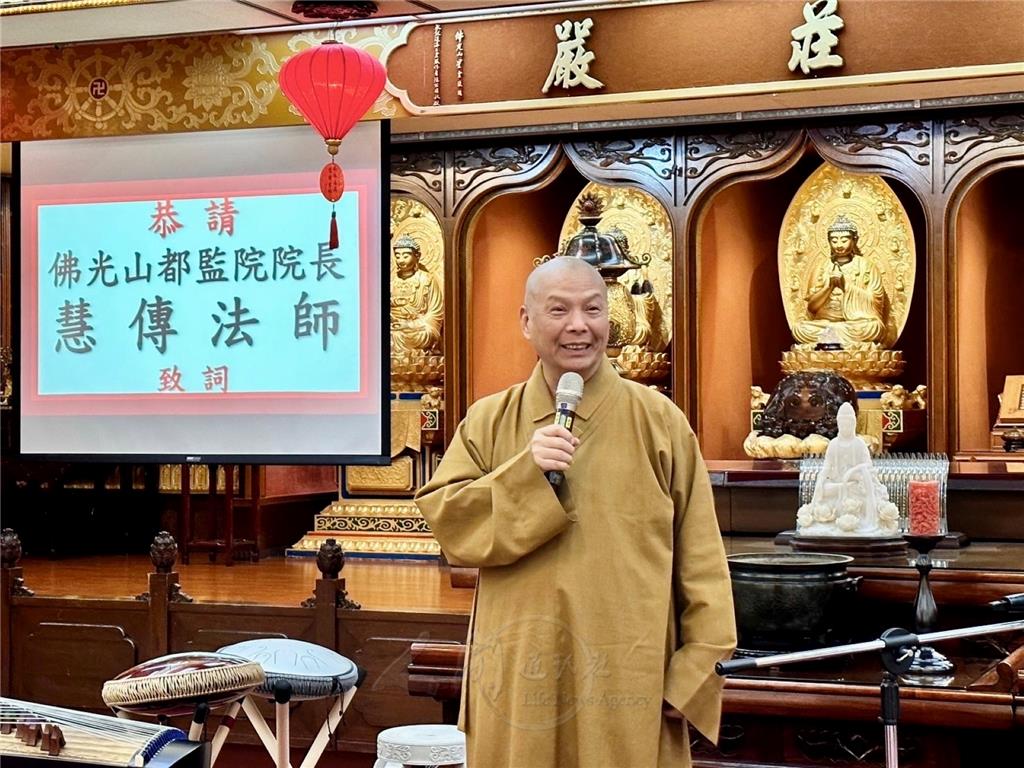 慧傳法師蒞會與信眾接心。.jpg