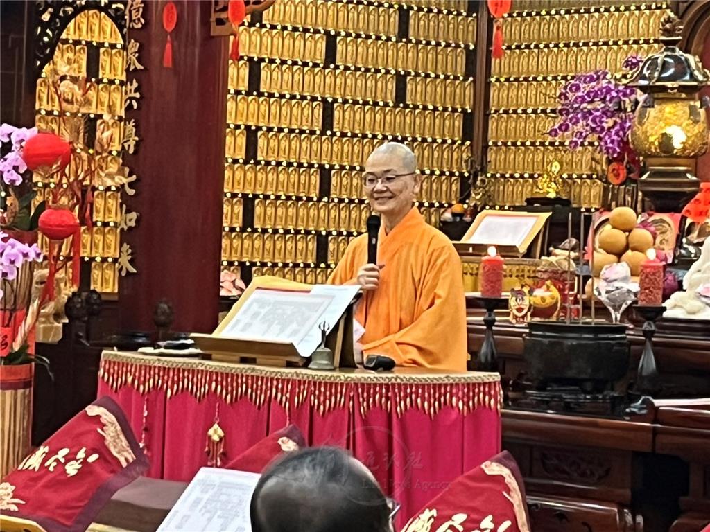 住持妙樂法師開示，期許大眾要依循大師墨寶「雲水自在，祥和歡喜」所揭示的意涵。.jpg