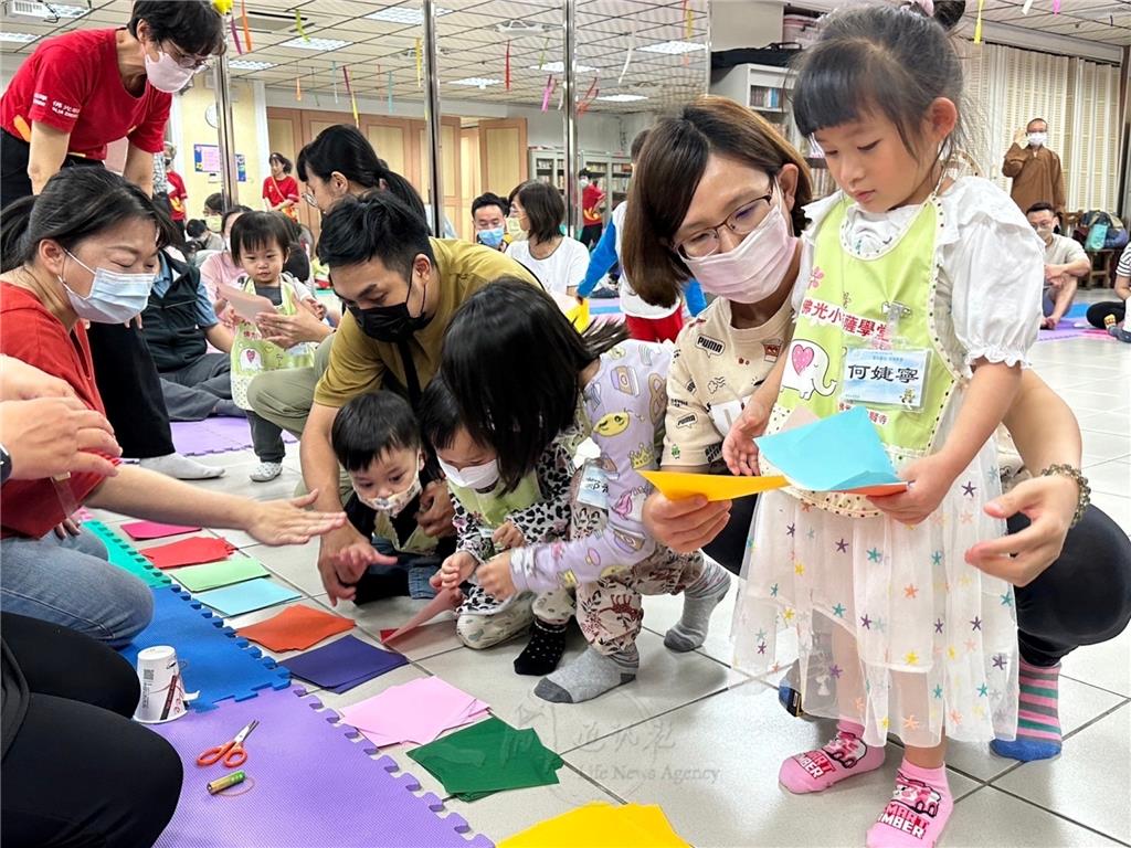 小菩薩用心挑選色紙，製作咕咕雞。.jpg