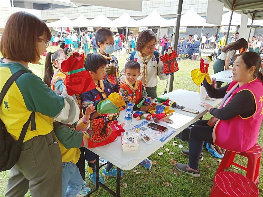 普賢童軍團歡喜闖關，學習如何操作布袋戲偶。.jpg