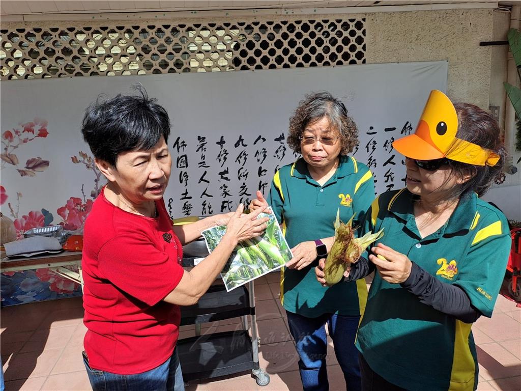 普賢寺資深大寮許碧霞，介紹玉米的生長特色。.jpg