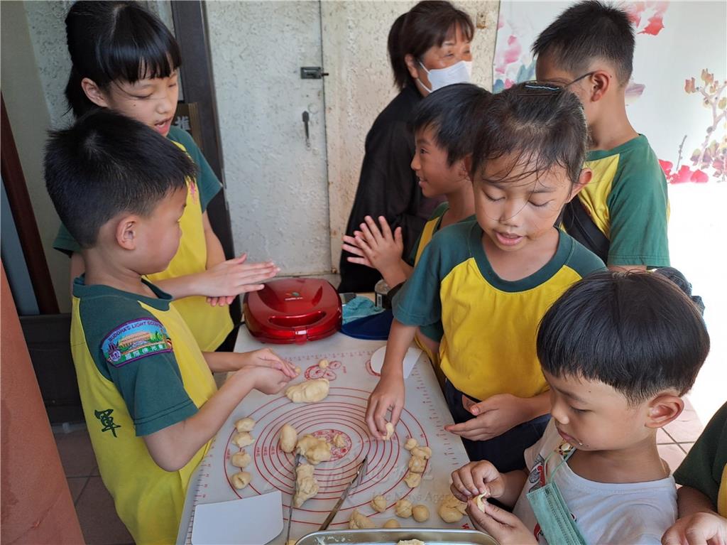 普賢小童軍們學習製作鬆餅。.jpg