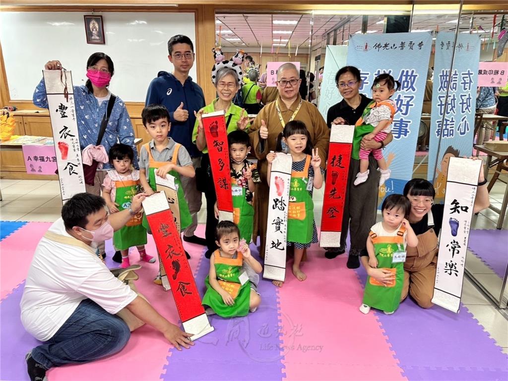 親子一起完成足跡拓印祝福法語墨寶卷軸。.jpg