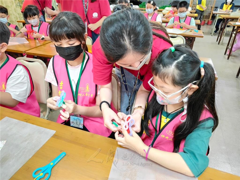 以扭扭棒製作康乃馨花束.jpg