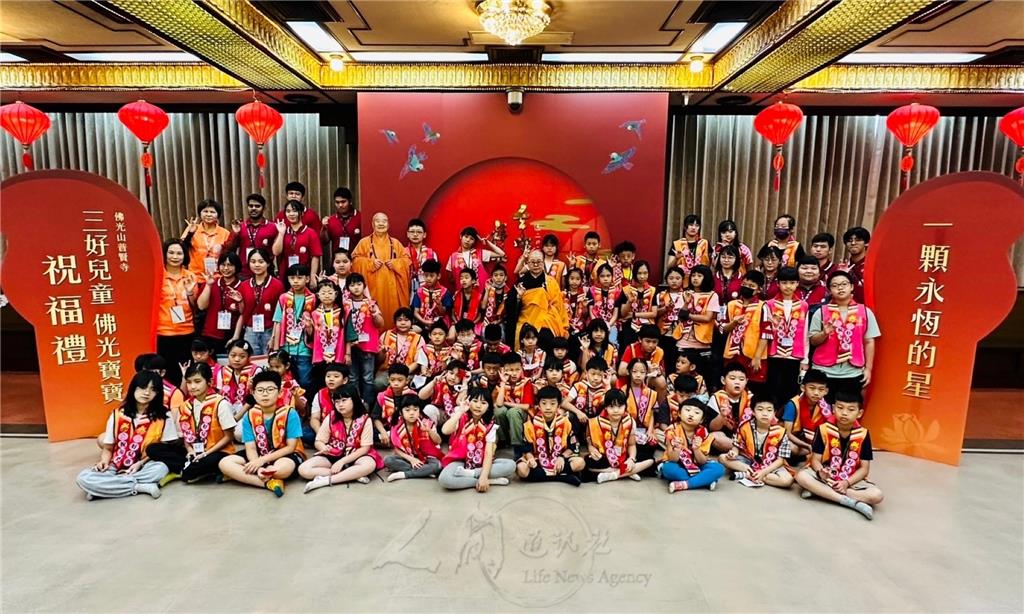 於「一顆永恆的星」拍照打卡區，與佛光山開山祖師星雲大師人形立牌合影。.jpg