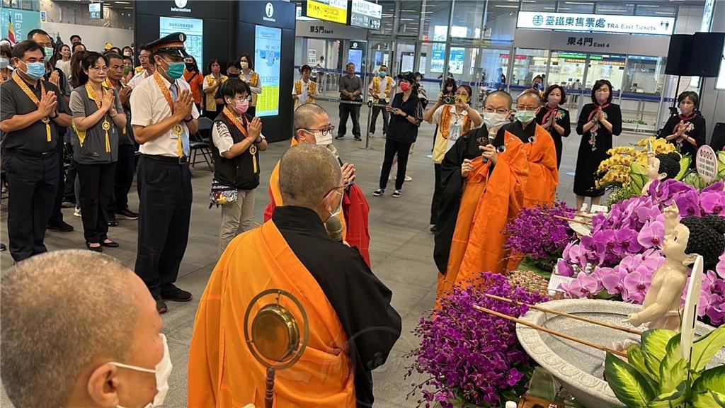 普賢寺監寺知貫法師領眾祈願祝禱、誦念《心經》、恭讀佛光山開山祖師星雲大師〈佛誕節祈願文〉.jpg
