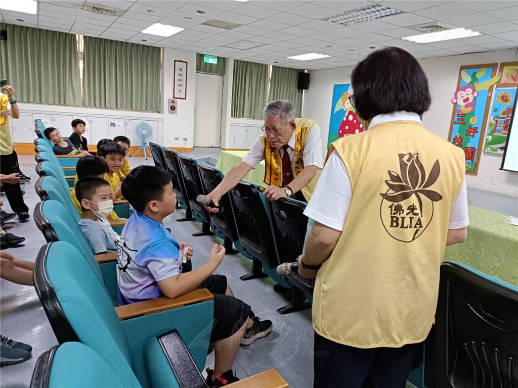 講師鼓勵學童勇於回答提問。.jpg