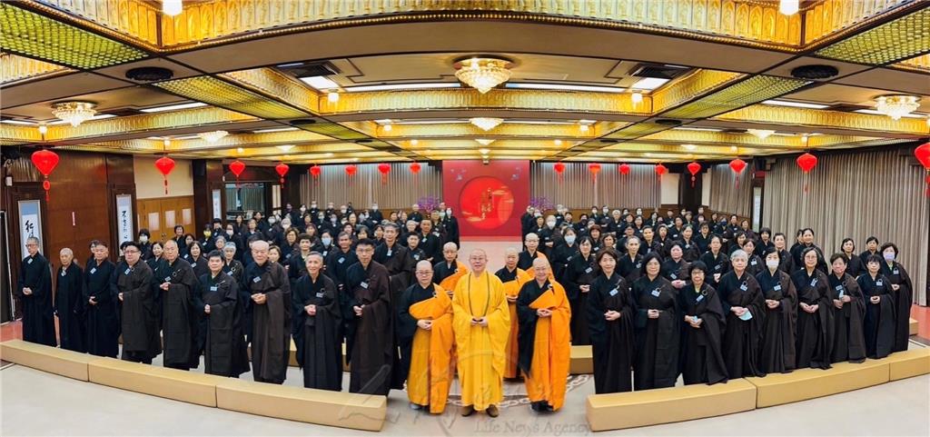 佛光山普賢寺6月2日舉辦佛力100義工菩薩八關齋戒，逾130位精進菩薩樂聞法要。.jpg
