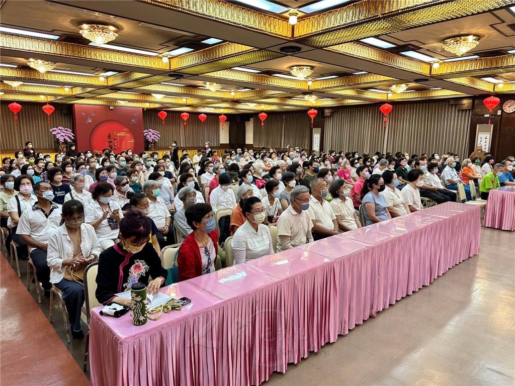 現場逾300位信眾聆聽受益。.jpg