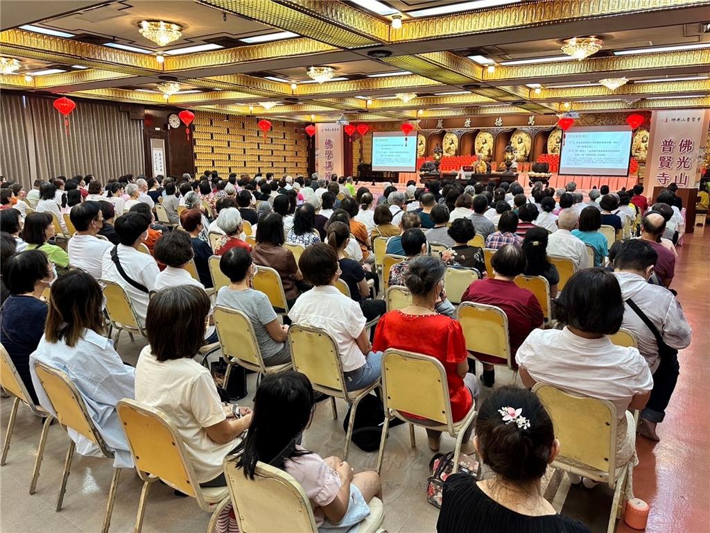 現場逾300位信眾聆聽受益.jpg