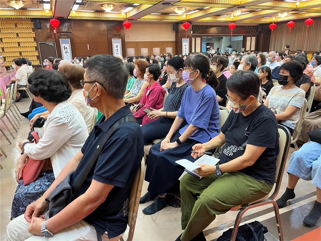 聽眾珍惜聞法因緣，或諦聽，或筆記。.jpg