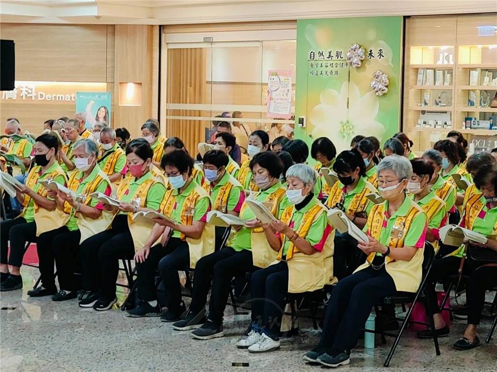 國際佛光會中華總會高雄第五區督導、分會的會長、幹部及會員，至誠恭敬唱誦、念佛、懺悔、發願、讚唄。.jpg