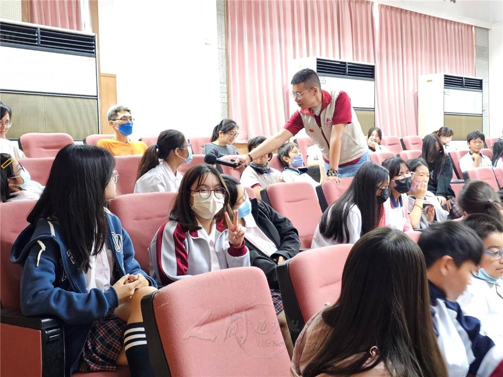 學生踴躍回答問題。.jpg
