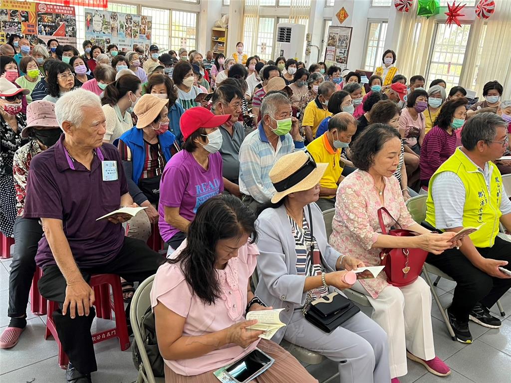 里民認真研讀大師文章。.jpg