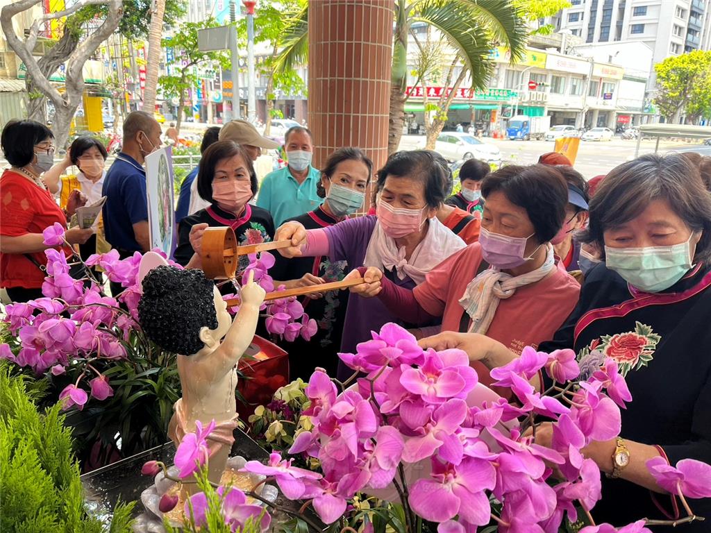 民族社區活動中心民眾浴佛，走入社區鄰里，淨化人心，祥和社會，滿心歡喜。.jpg