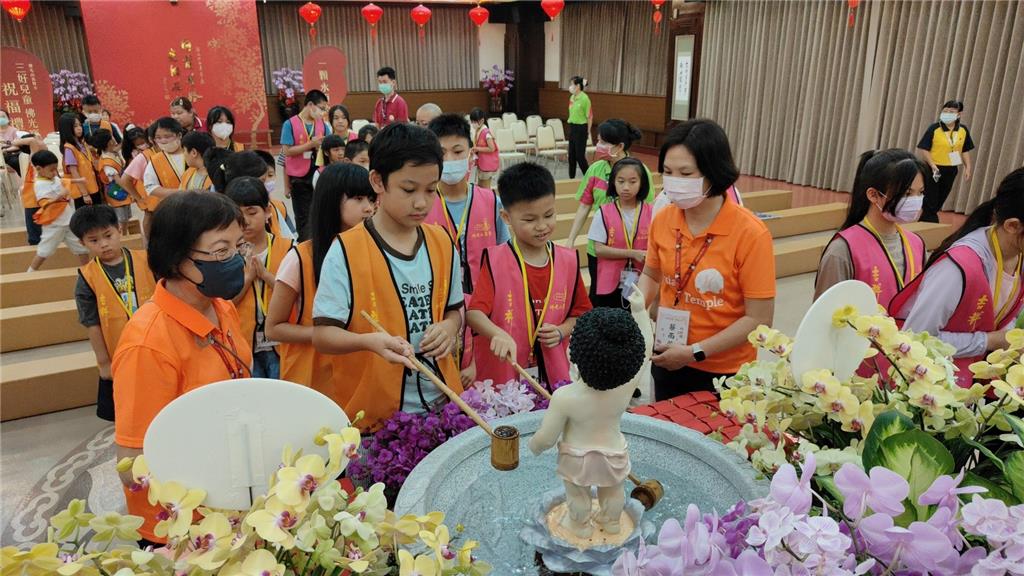 三好兒童在愛心媽媽引導下浴佛。.jpg
