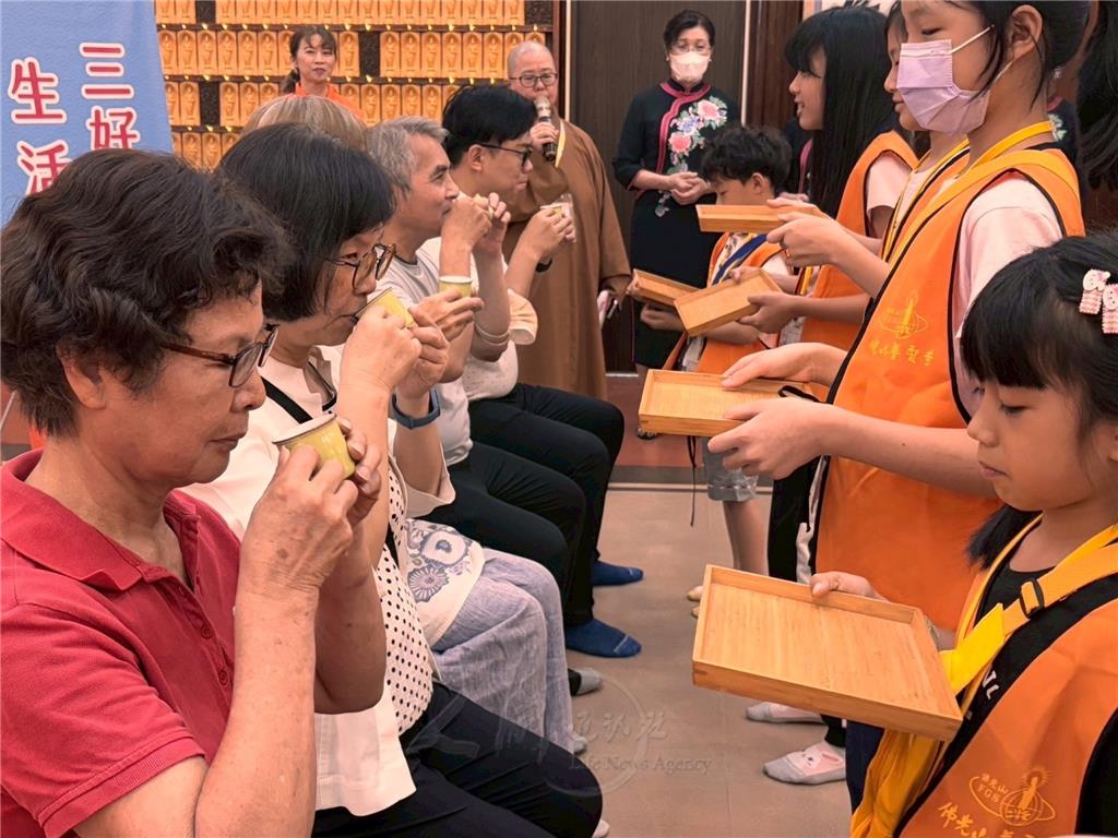 三好兒童藉由親手奉茶長輩，學習感恩、惜福與孝親。.jpg