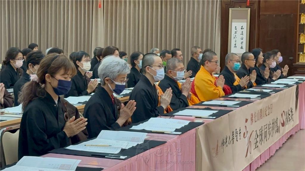 佛光山普賢寺監寺知貫法師帶領120位信眾，透過視訊與全球佛光人同步抄寫《心經》，並以抄經功德回向，祈願