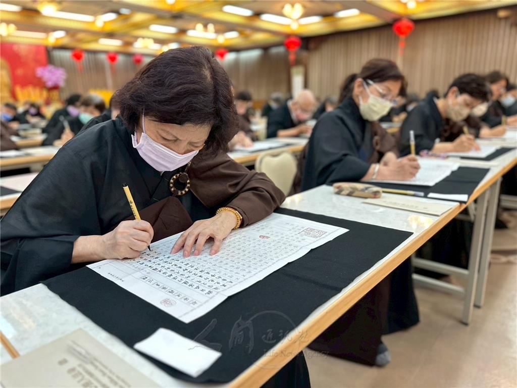 督導洪石巧語、會長黃麗珠抄寫《心經》，一筆一畫，心無旁騖。.jpg