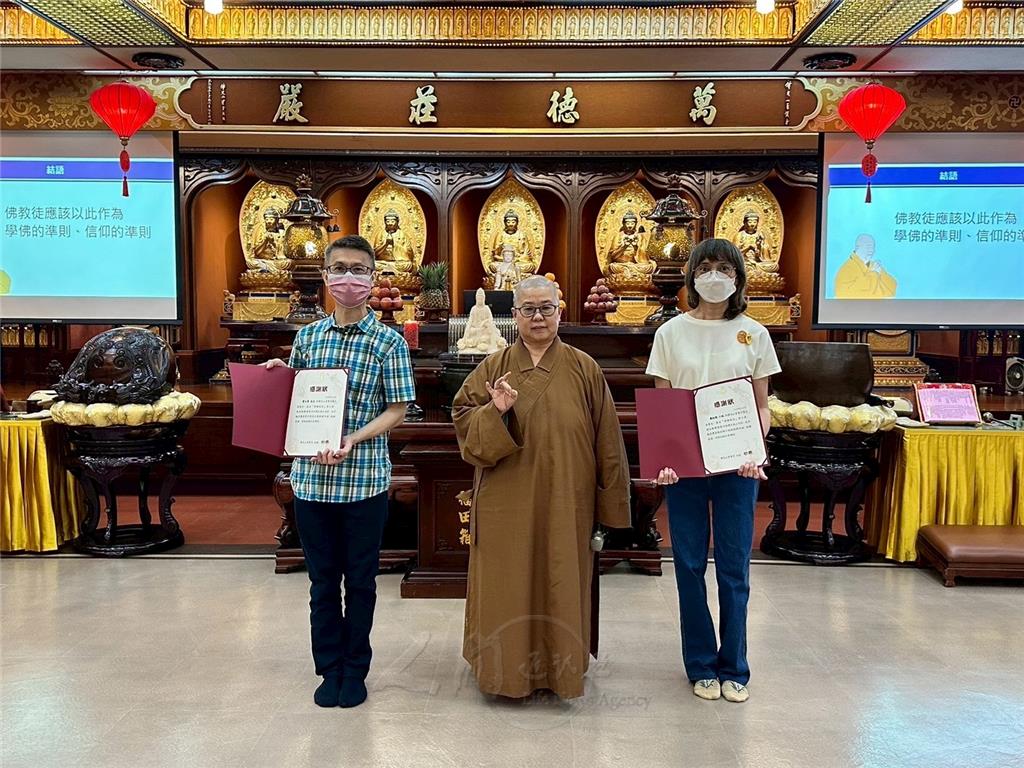 曾士原、蘇淑雅兩位畫家，即日起至8月9日，在佛光山普賢寺藝文展覽室，聯展〈原雅風采〉，監寺知貫法師致贈