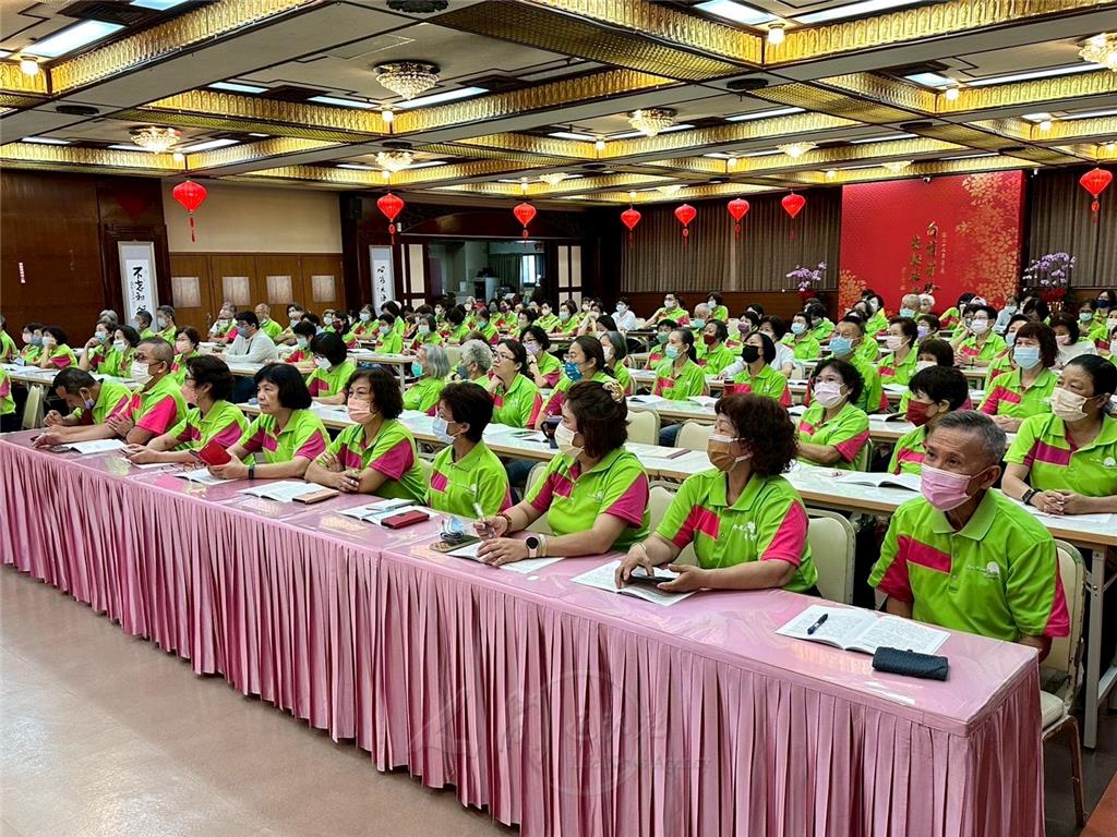 菩薩義工聚精會神，專注聆聽。.jpg