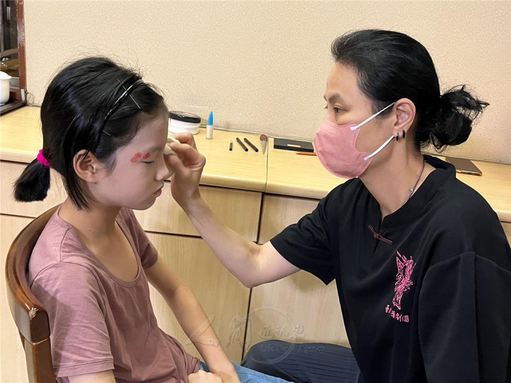 蕭揚玲老師幫小朋友化妝。.jpg
