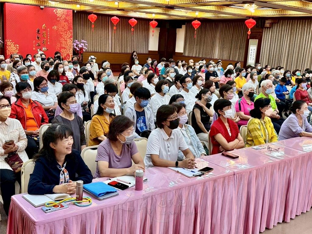 佛光山普賢寺人間佛教系列講座，信眾心領神會，聽到精彩處，笑聲不斷。.jpg