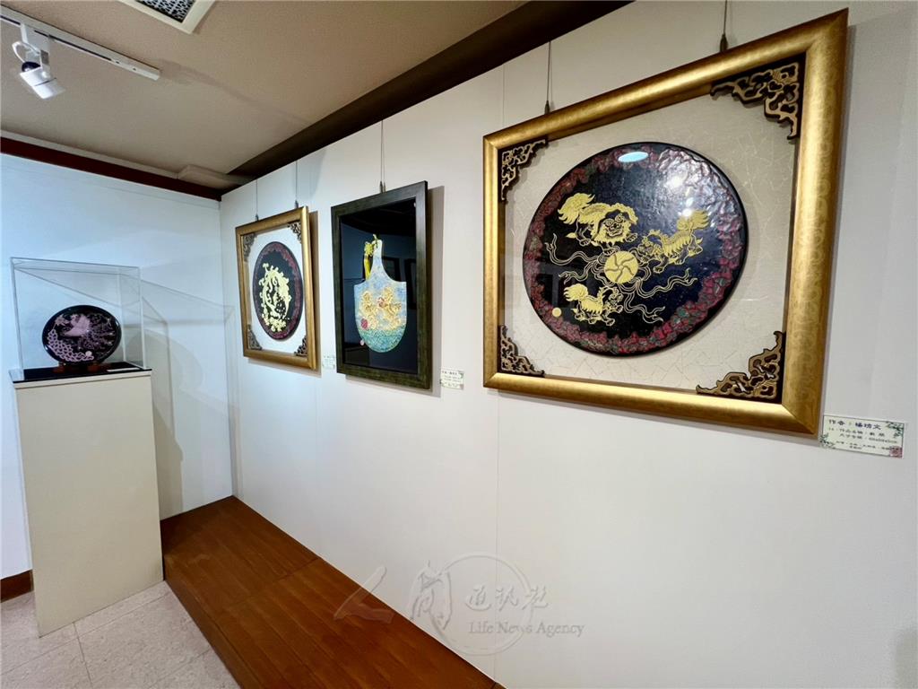 楊琇文的創作以「漆線雕」為核心，作品以天然大漆、礦物彩料及貴金屬為材。.jpg