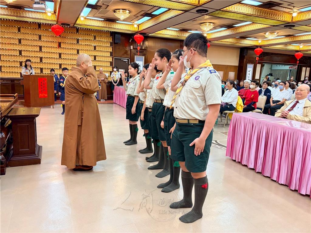 普賢佛光童軍團12月14日舉行2025年入團、升團授銜典禮。禮請佛光山菲律賓教區總住持永光法師為新入團及升團
