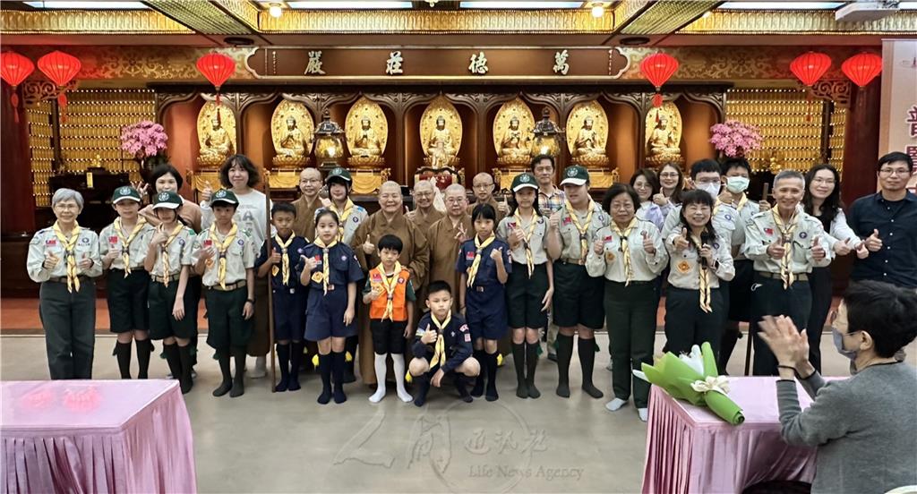 普賢佛光童軍團12月14日舉行2025年入團、升團授銜典禮。全體與佛光山菲律賓教區總住持永光法師及普賢寺師父