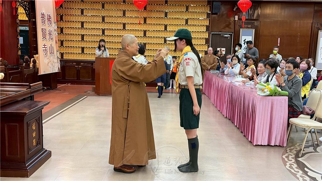 普賢佛光童軍團12月14日升團授銜典禮。佛光山菲律賓教區總住持永光法師為升團行義童軍授銜。.jpg
