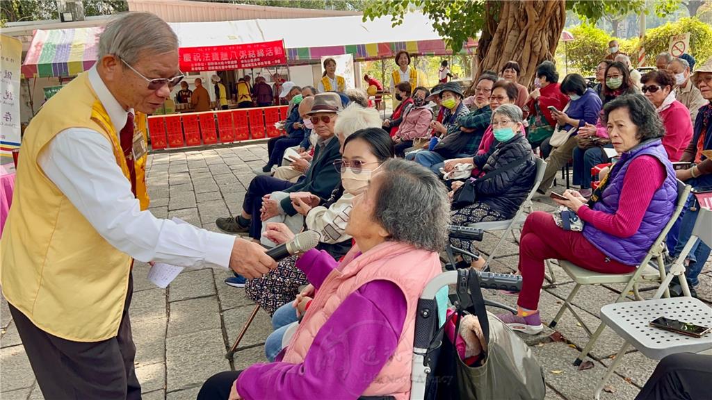 檀講師郭明傳與里民互動。.jpg