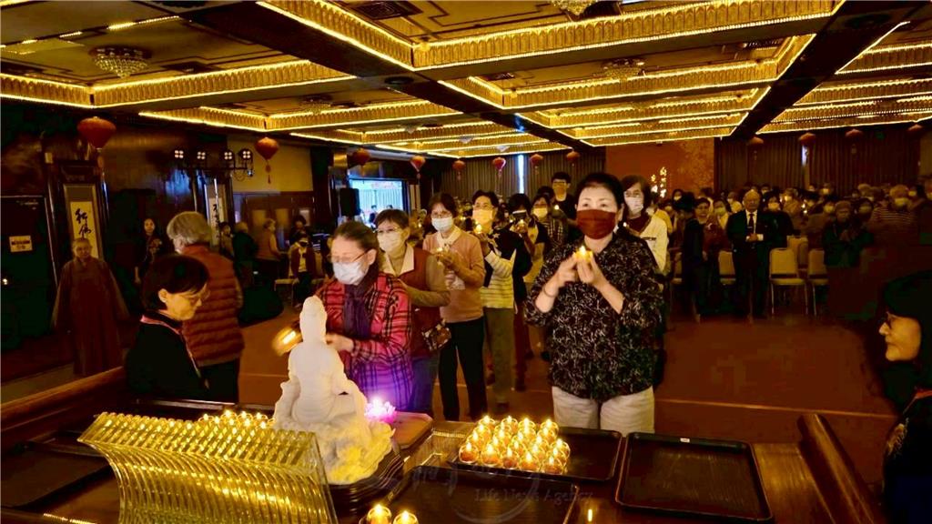 大眾虔誠獻燈祈福。.jpg