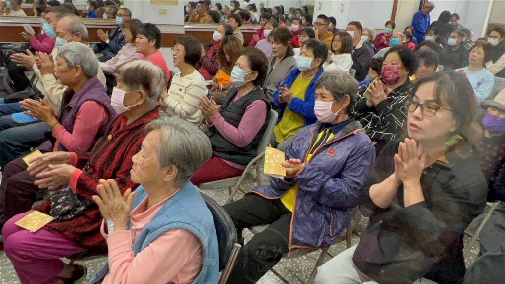 民眾以虔誠之心聽講。.jpg