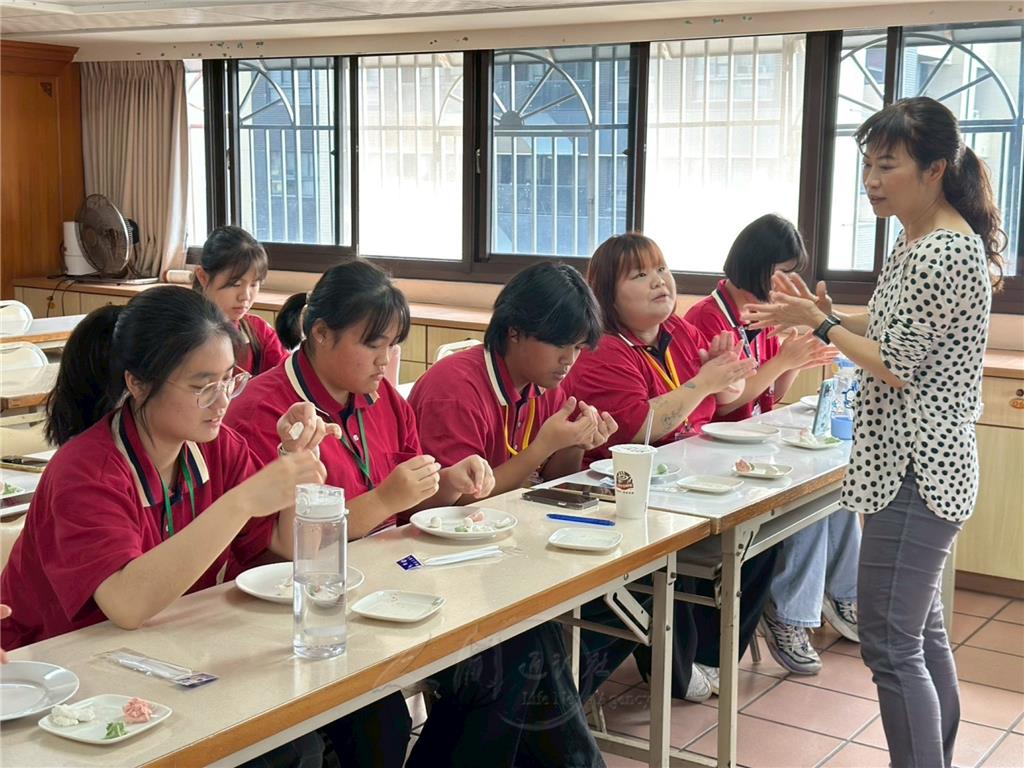 林麗萍老師指導青年體驗趣味的手作造型湯圓。.jpg