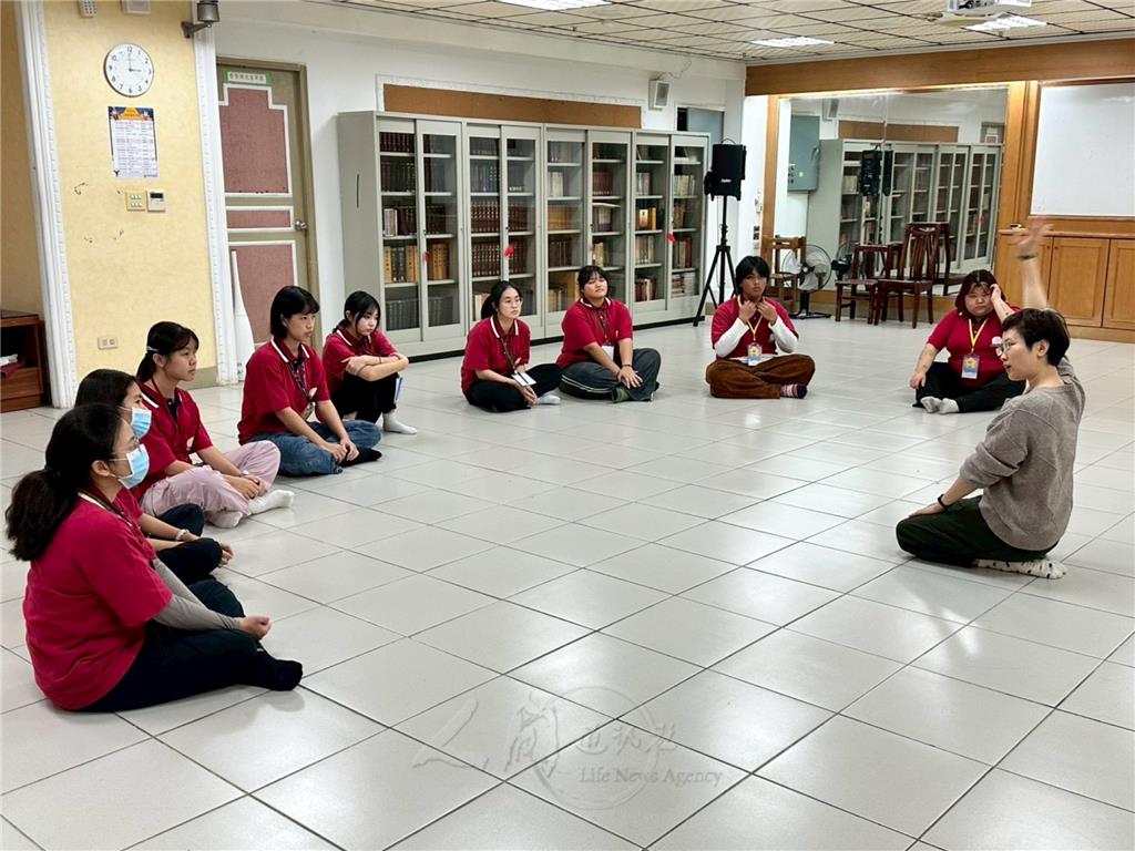 廖茈晏老師講授「溝通心領導」。.jpg