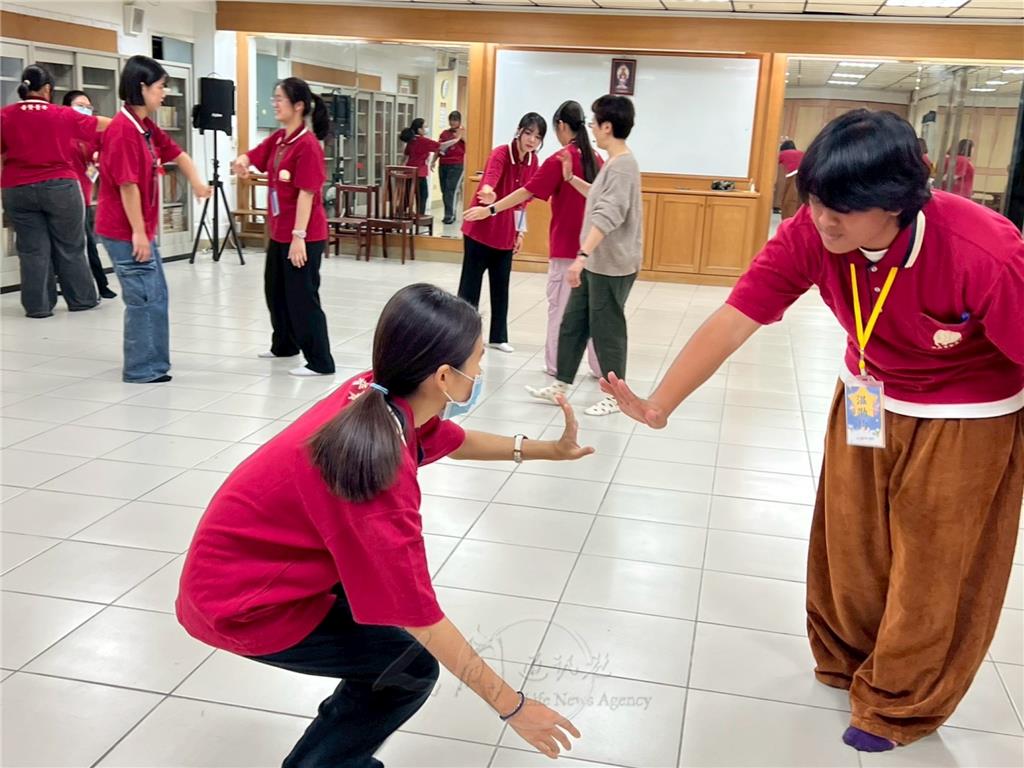 隊輔們進行團康破冰遊戲。.jpg