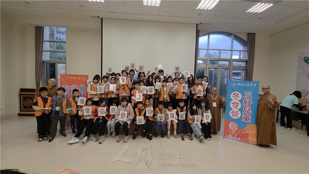 學童在妙振法師(左1)指導下進行禪繞畫創作，完成後大家與知貫法師(右2)及妙志法師(右1)開心合照。.jpg