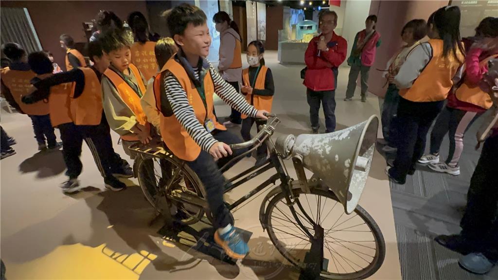 兒童於甲子紀念堂，踩著懷舊腳踏車，效法大師騎腳踏車下鄉佈教。.jpg