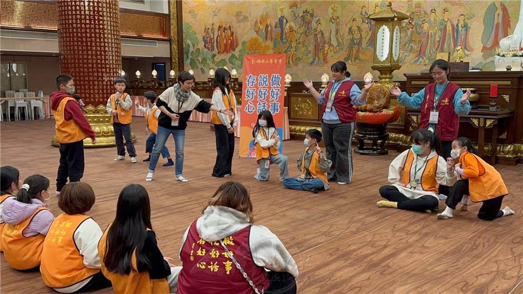 「向前有路」課程由廖茈宴老師透過遊戲，,讓兒童們腦力激盪，以節日為主體即興演出舞台劇，圖為浴佛節一幕