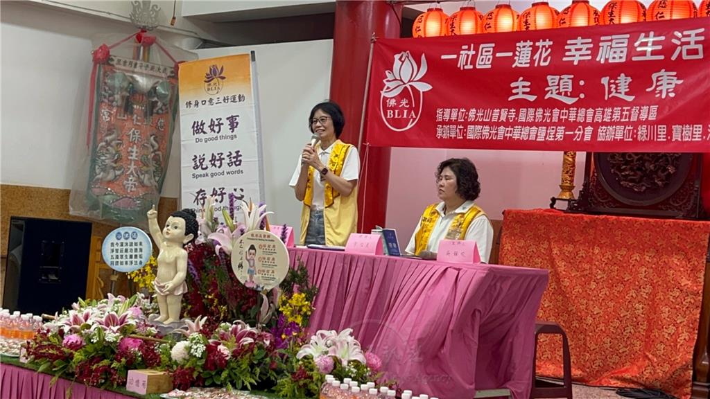 講座由東光國小輔導室退休主任李莉珍(左)、普賢分會督導朱怡玫(右)與談。.jpg