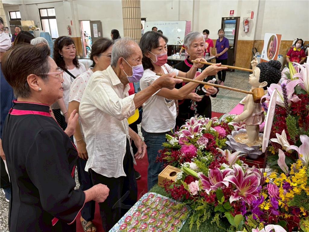 民眾歡喜浴佛。.jpg